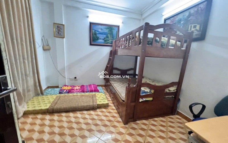 Nhà Cầu giấy - vị trí vàng, dân xây 4 tầng chắc chắn, sổ đỏ vuông đẹp
